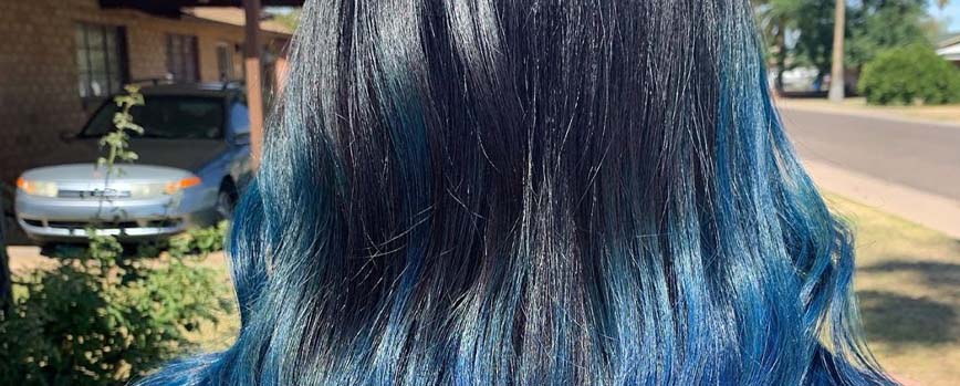 pelo negro y azul